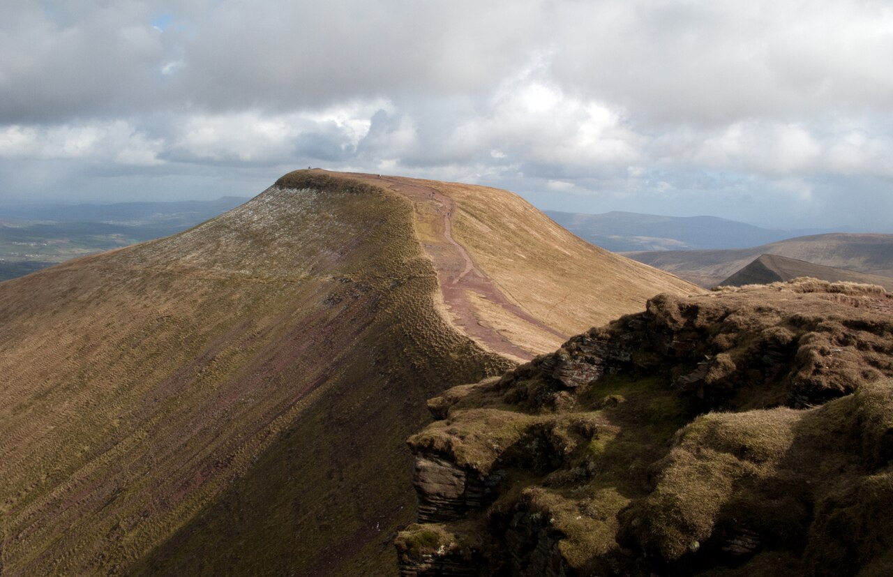 The ridge between Pen y Fan and Corn Du