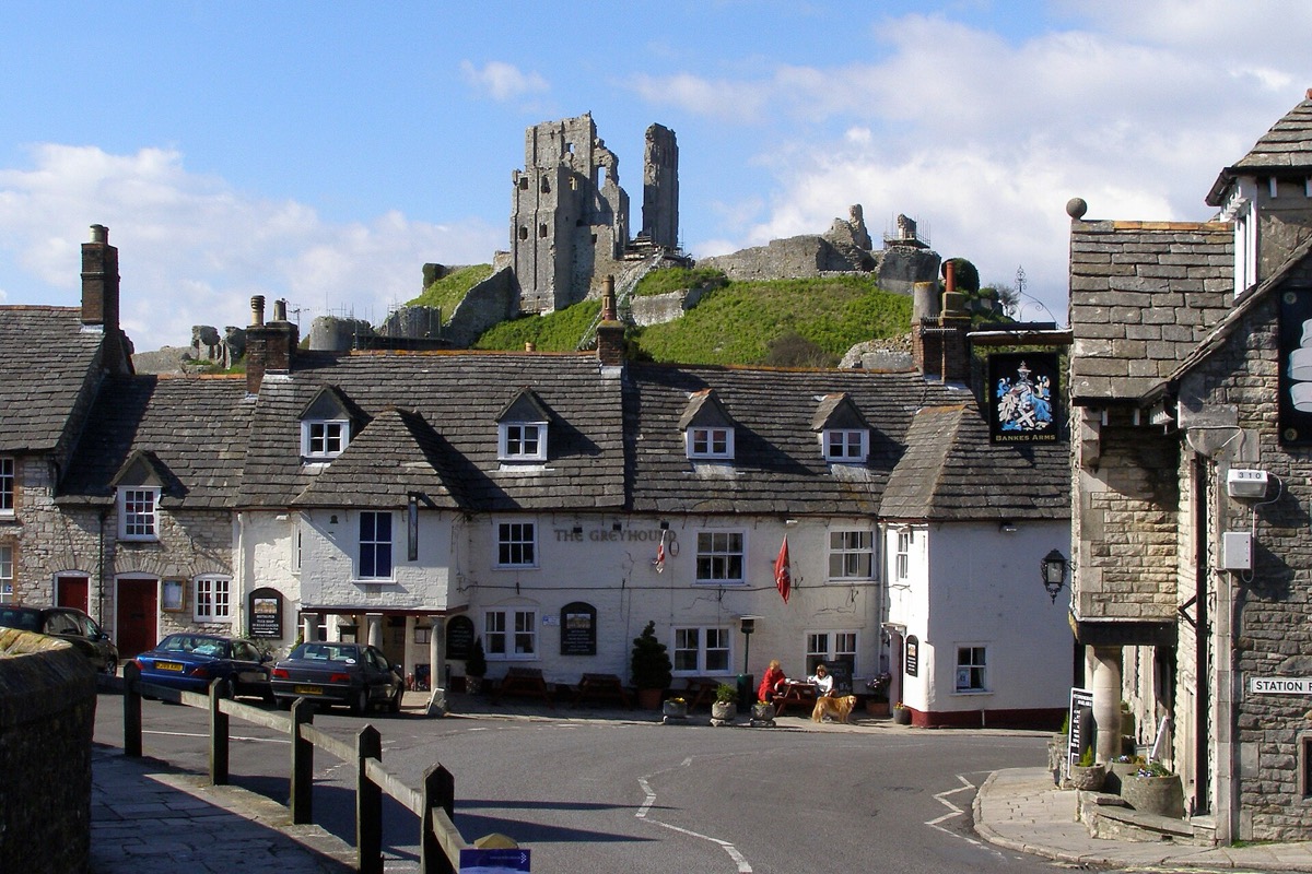 The castle and the Greyhound Inn